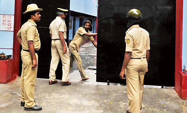 Policemen in front of the school where the sexual assault took place (Photo: DC) Policemen in front of the school where the sexual assault took place (Photo: DC)